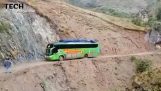 Rota assustadora de um ônibus no Peru