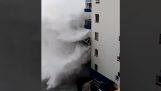 Valtavia aaltoja tehdä vahinkoa rakennukseen (Espanja)