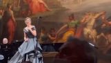 متفرج يغني مع السوبرانو ليزيت أوروبيسا