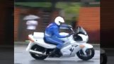 Dovednost japonských policejních motocyklistů Shiro-bai