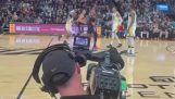 Profesjonalny operator kamery podczas meczu koszykówki