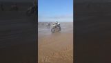 Мотокросс Райдер вызывает аварию во время гонки на пляже