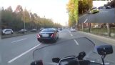 Egy motorkerékpáros rendőr utat nyit a mentőautónak