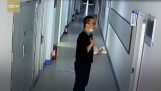 Profesorul își schimbă fața înainte de a intra în clasă