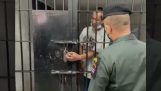 एक कैदी एक पुलिस अधिकारी को दिखाता है कि ताला कैसे खोला जाता है
