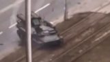 Ruský tank havaroval auto severne od Kyjeva