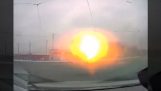 Mezi bombami projíždí motorista (Ukrajina)