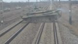 Tancurile rusești trec șinele în fața unui tren (Ucraina)