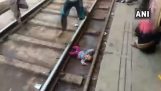 Bebé se queda en las líneas de ferrocarril y viene con seguridad a