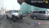 Kvinde ramper en patrulje med en Hummer