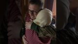 Soldado ucraniano alcança seus pais após a libertação de sua aldeia