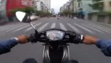 La police en scooter chasse les voleurs (Vietnam)
