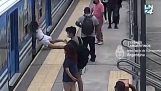 En kvinne besvimer og faller under et tog