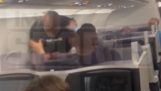 Mike Tyson lovește un pasager din avion