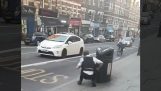 سائق دراجة نارية أمام الحارة مع المسامير