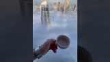 Kávét iszik a felhők felett