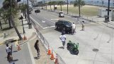 المساعدة المتبادلة لإخراج سائق دراجة نارية من أسفل السيارة