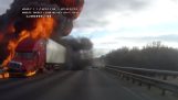 Caminhão pega fogo após a colisão (Rússia)