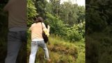 Divné zvuky v lese