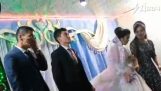 Младоженецът удря булката (Узбекистан)