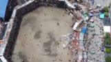 由於觀眾的重量，體育場看台正在倒塌 (哥倫比亞)