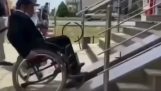 Политик в Казахстане тестирует инфраструктуру для инвалидов