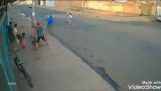 Homem impede uma menina de bater em um poste
