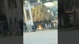 Ηλεκτροσυγκόλληση σε φορτηγό με άχυρο δίπλα από αντλία βενζίνης
