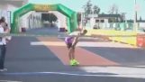 Alergatorul de maraton se oprește înainte de linia de sosire
