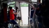バスの乗客は、泥棒を罰します