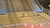 Ατύχημα ποδηλάτισσας σε μια κινητή γέφυρα