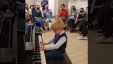 5 éves hivatásos zongoraművész