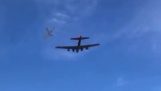 To fly støder sammen ved et luftopvisning