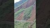 Alunecarea de teren uriașă distruge o parte a drumului (India)