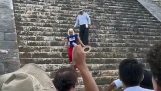Un turista sube a la pirámide de Kukulcán