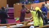 Encarnizada pelea en el parlamento senegalés