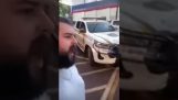 Ein Mann ahmt die Sirene eines Polizeiautos nach