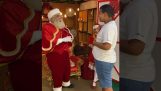 Sağır bir çocuk Noel Baba ile konuşuyor