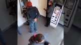 Κλέφτες στο ATM