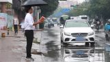 Experiment: jak se vyhnout vodě z aut v dešti