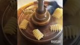 Μηχανή παρασκευής ζυμαρικών