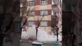 Un immeuble s'effondre après le tremblement de terre (Turquie)