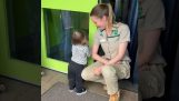 A baby tricks the zookeeper