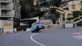Ein kleines Elektroauto an der Haarnadelkurve von Monaco