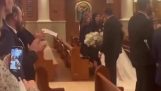 在婚礼上用手机拍摄视频