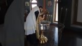 Ιερέας βαφτίζει βίαια ένα μωρό