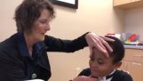 Ett barn använder för första gången en ilektroarrynga