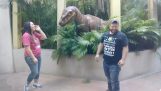 Γυναίκα ποζάρει για φωτογραφία δίπλα από ένα δεινόσαυρο