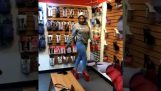 אישה מנסה זוג נעליים גבוהות מאוד