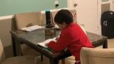 Un bambino fare i compiti con l'aiuto di Alexa